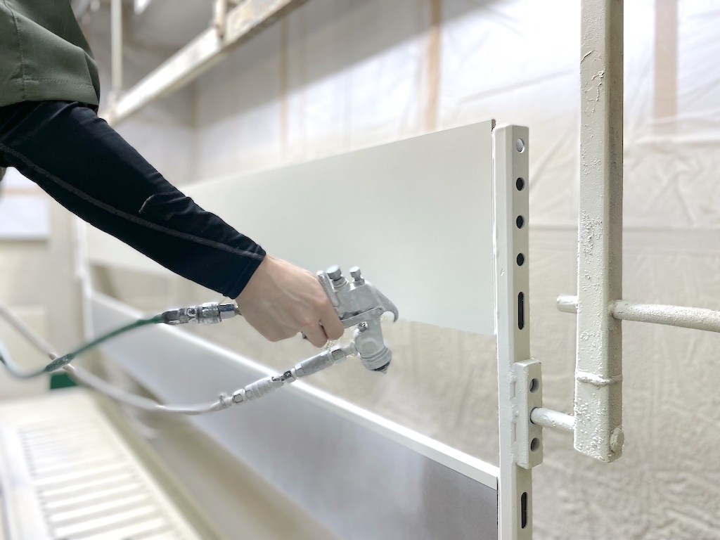 その扉も枠も建具ぜんぶ、職人さんが塗りました